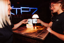 Lade das Bild in den Galerie-Viewer, ELSTERARTIG Emaille-Becher
